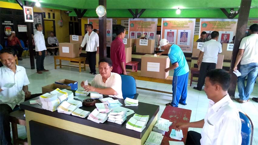 Kepala Desa Kedungsolo Edy Wahyu Hargono (baju merah) saat meninjau langsung prosesi pemilihan BPD (gus)