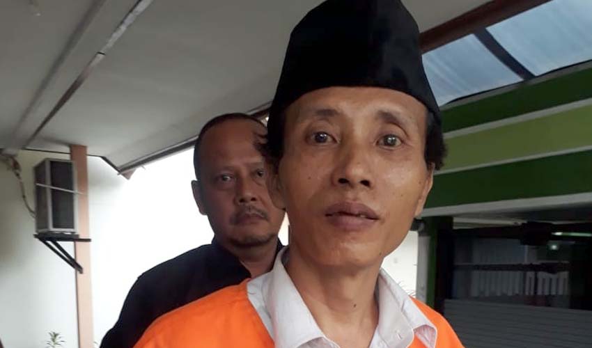 Terdakwa Sugeng saat akan dibawa ke tahanan transit PN Malang. (gie)