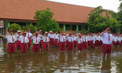 Banjir Dua Pekan Dibiarkan, Siswa dan Siswi SDN Banjarasri Tetap Upacara Bendera