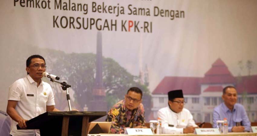 Kepala Bapenda Kota Malang, Ir H Ade Herawanto MT (kiri) dalam kegiatan sosialisasi bersama Tim Korsupgah KPK RI dan Walikota Malang Drs H Sutiaji, beberapa waktu lalu