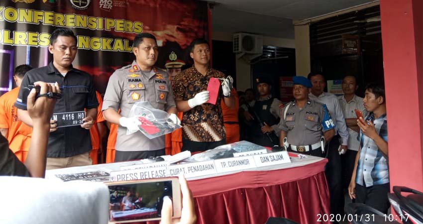 Kapolres Bangkalan AKBP Rama Samtama Putra Saat Merilis kasus curat