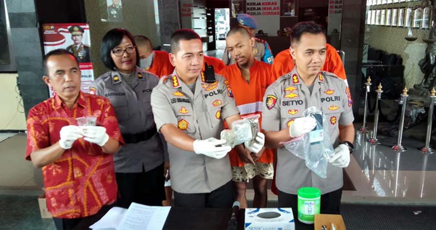 Tersangka Fariz, Frank, Eco dan Agam saat dirilis di Mapolresta Malang Kota. (ist)