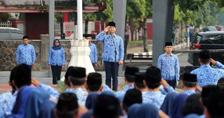 Bupati Arifin saat menjadi inspektur upacara yang dilaksanakan di Alun - Alun Trenggalek. (ist)