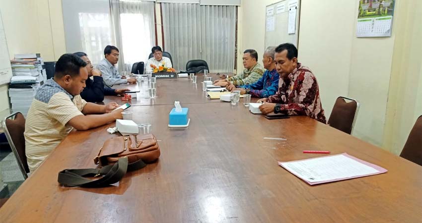 Pemanggilan Kepala Sekolah SMPN 1 Bangkalan dan Kepala Bidang Pembinaan SMP di ruang Komisi D DPRD Bangkalan