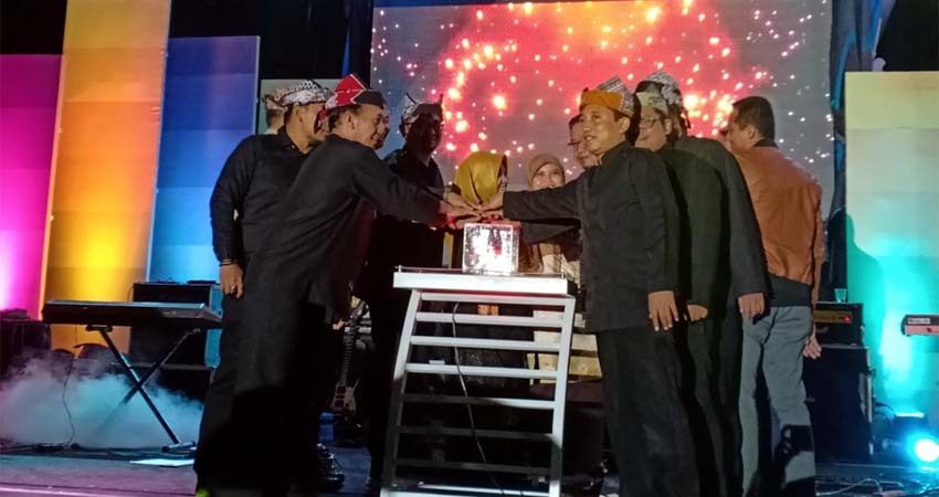 Situasi launching tahapan Pilkada 2020 yang diselenggarakan KPU Banyuwangi, bertempat di Taman Blambangan Banyuwangi, Sabtu (23/2/2020) malam