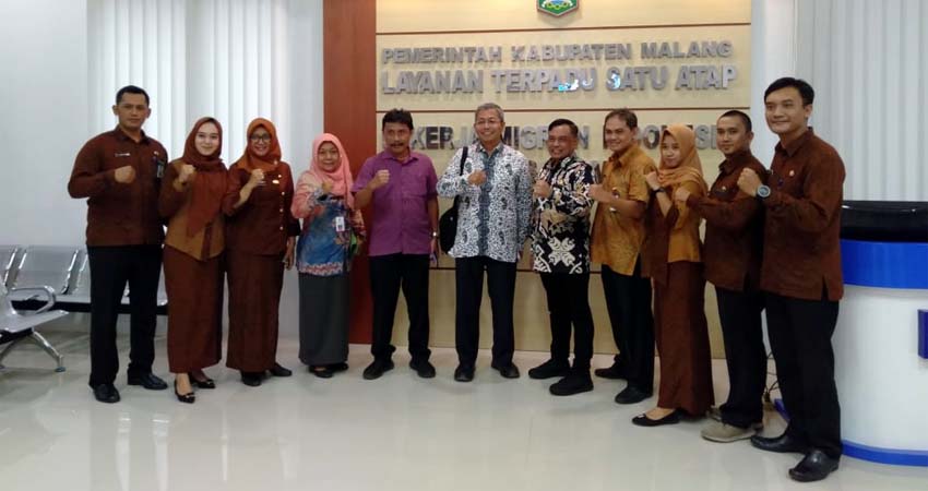 Kepala Dinas Tenaga Kerja Kabupaten Malang Drs.Yoyok Wardoyo MM Bersama Jajaran. (ist/dok)