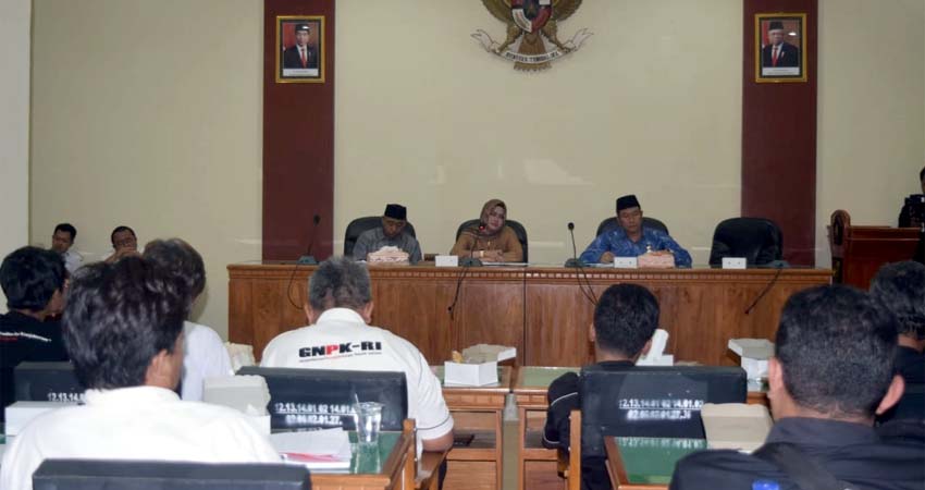 Suasana hearing Forum Komunikasi Peduli Kemanusiaan di kantor DPRD Trenggalek. (mil)