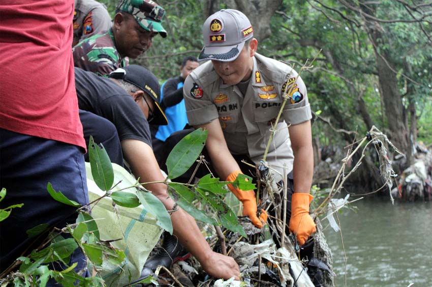 Gerah Dengan Masalah Sungai Kotor dan Penuh Limbah, Kapolres Pasuruan Susuri Sungai Wangi