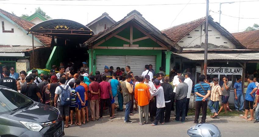 EVAKUASI - Sejumlah petugas mengevakuasi jenazah Siti Fadillah (47) warga Desa Ganting, Kecamatan Gedangan, Sidoarjo yang diduga jadi korban perampokan ke RSUD Sidoarjo, Rabu (26/2/2020)