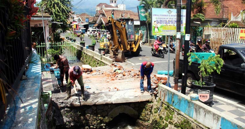 Kadin DPUPR Binamarga Cek Lokasi Luapan Sungai Depan Kelurahan Sisir