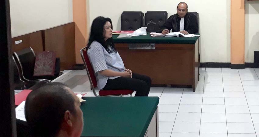 Cathalina bertemu Kujang dalam persidangan di PN Malang. (gie)