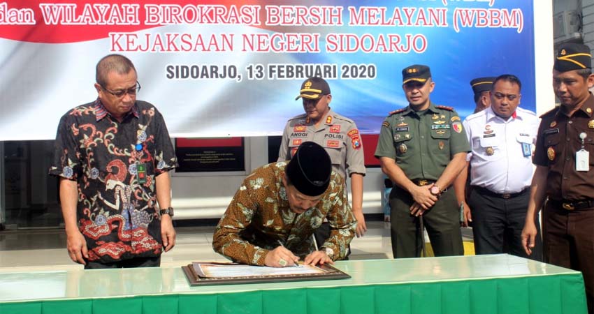 INTEGRITAS - Kepala Kejari Sidoarjo, Setiawan Budi Cahyono menandatangani pakta integritas WBK dan WBBK disaksikan Wabup Sidoarjo, Nur Ahmad Syaifuddin di halaman Kejari Sidoarjo, Kamis (13/2/2020)