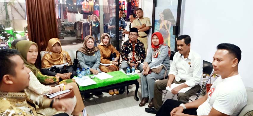 Rombongan Komisi III DPRD Banyuwangi saat melakukan sidak di pasar Genteng 1 dan Genteng 2, Senin (24/02/2020) siang. (git)