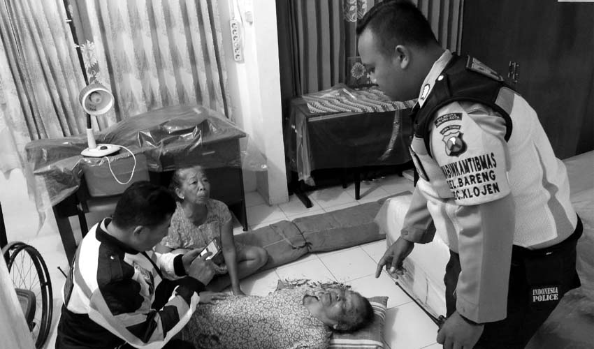Kapolsekta Klojen Kompol Budi Harianto saat berada di lokasi berusaha menyelamatkan korban untuk dibawa ke rumah sakit. (ist)