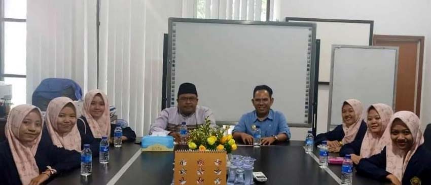 Mahasiswa dan Dirut PDAM Jember DR Ir Ady Setiawan, SH, MH ( berbaju biru) dan ketua Baznas Jember Misbahusallam usai berdiskusi dan belajar manajemen foto bersama. (ist)