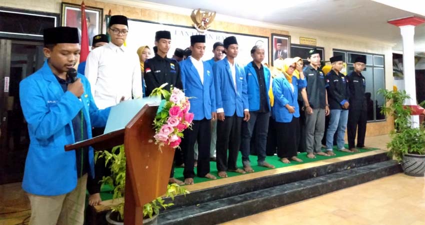 Ketua Pengurus Cabang PC PMII, Baijuri saat melantik Pengurus Komisariat dan Rayon PMII Institut Agama Islam Al Falah Assuunniyyah (INAIFAS), Kencong di kantor desa Wonorejo. (PMII for Memontum.com)