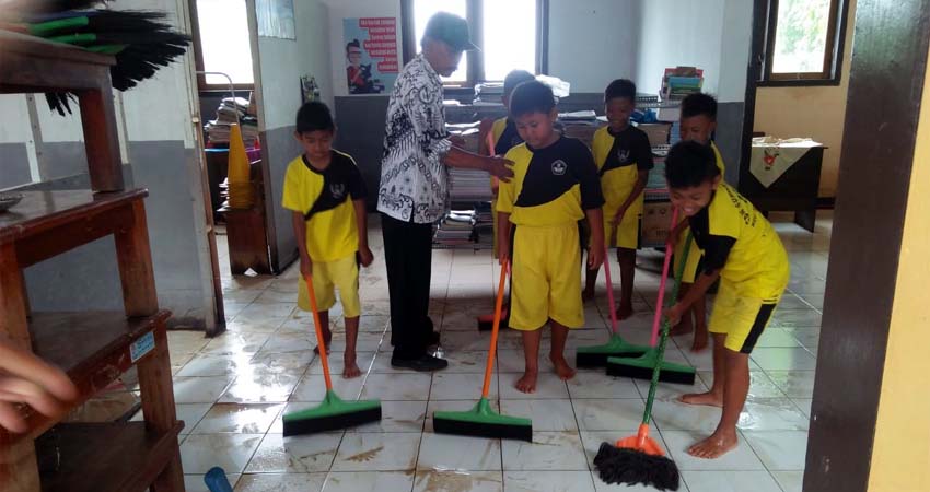 Beberapa Murid SDN Sumberagung 3 sedang bersih bersih. (bud)