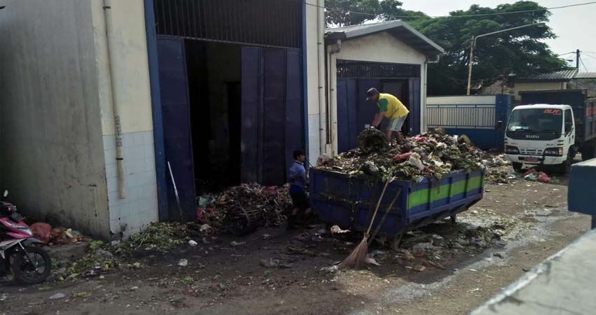 Pedagang Pasar Sayur Karangploso Keluhkan Penanganan Sampah