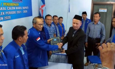 Bakal calon Bupati Trenggalek, Muhadi saat menyerahkan formulir pendaftaran ke kantor DPC Partai Demokrat Kabupaten Trenggalek. (ist)
