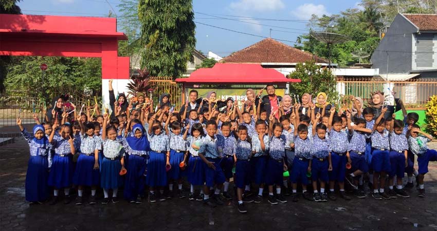 Berfoto bersama siswa dan siswi Lembengan 1 usai penyuluhan. (ist)