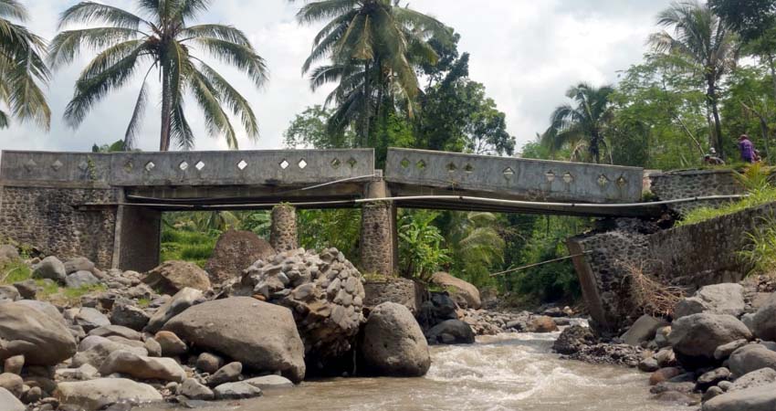 Tampak penyangga Jembatan Jumerto dan mengancam keselamatan pengguna. (ist)