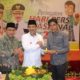 TUMPENG - Wabup Sidoarjo, Nur Ahmad Syaifuddin menyerahkan potongan tumpeng kepada Ketua PWI Sidoarjo, Abdul Rouf saat peringatan Hari Pers Nasional (HPN) Tahun 2020 di Fave Hotel Sidoarjo, Rabu (27/02/2020) sore