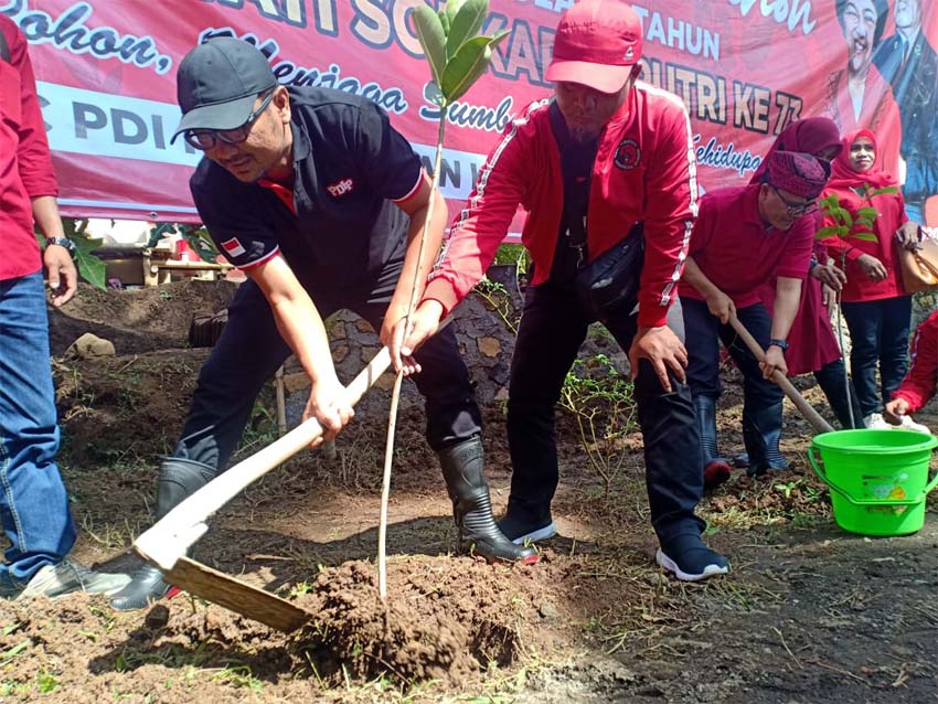 Ketua DPC PDI Perjuangan Banyuwangi, I Made Cahyana Negara bersama bupati Banyuwangi Abdullah Azwar Anas tanam pohon, dalam rangka memperingati Hari Ulang Tahun ketua DPP PDI Perjuangan Megawati Soekarno Putri, bertempat di Jopuro, Kecamatan Glagah, Banyuwangi, Sabtu (1/02/2020) siang (ras)