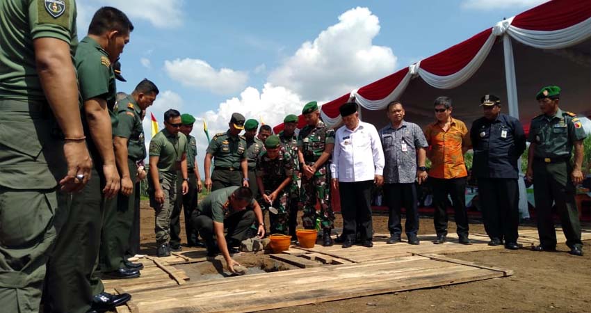 Pangdam V Brawijaya Mayjen TNI R Wisnoe Prasetja Boedi Melakukan Peletakan Batu Pertama. (ist)