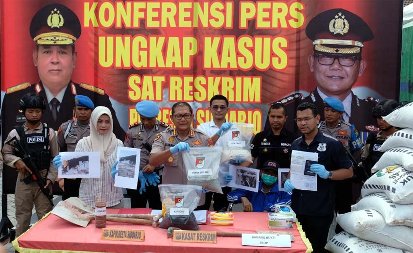 PUPUK ILLEGAL - Kapolresta Sidoarjo, Kombes Pol Sumardji menunjukkan 440 sak atau 22 ton pupuk illegal yang diamankan dari tersangka Abdul Rochim (67) warga Desa Sumorame, Kecamatan Candi, Sidoarjo di lokasi produksi Ngoro, Mojokerto, Selasa (25/2/2020)