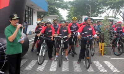 BERANGKATKAN - Wabup Sidoarjo, Nur Ahmad Syaifuddin memberangkatkan ratusan penggemar MTB yang mengikuti MTB Adventure Sidoarjo yang digelar Universitas Muhammadiyah Sidoarjo (Umsida), Minggu (9/2/2020)
