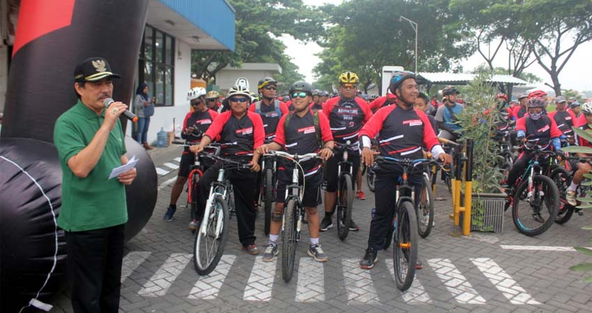 BERANGKATKAN - Wabup Sidoarjo, Nur Ahmad Syaifuddin memberangkatkan ratusan penggemar MTB yang mengikuti MTB Adventure Sidoarjo yang digelar Universitas Muhammadiyah Sidoarjo (Umsida), Minggu (9/2/2020)