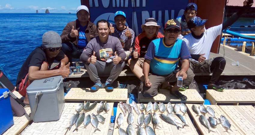 RAMAI : Rombongan Pemancing nikmati hasil. (ist/CMC/dok)