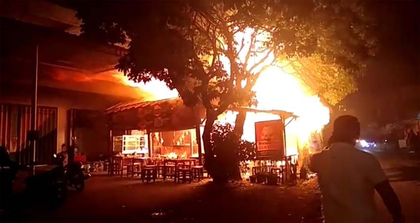 Rumah Makan Bang Gentong Terbakar, Tubuh Karyawan Tersambar Api