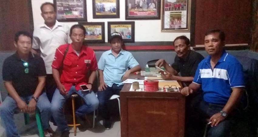 Achad Sugito dan Suryanto, koordinator Seveb Gab LSM memimpin rapat setelah menerima pengaduan masyarakat sekertariat kawasan GOR Gelora Delta . (sul)