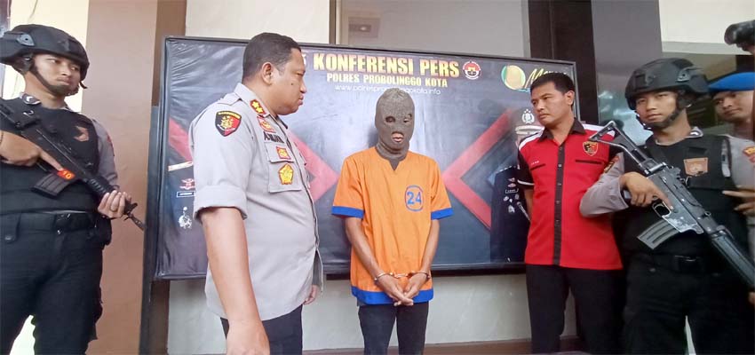 Pelaku pembacokan karyawan pabrik garmen saat di rilis di halaman Mako polres Probolinggo kota (pix)