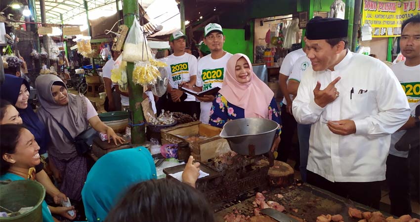 TAMPUNG - Bacabup Sidoarjo, Bambang Haryo Soekartono (BHS) menampung aspirasi para pedagang dan pengunjung Pasar Sepanjang, Kecamatan Taman, Sidoarjo, Rabu (19/02/2020)