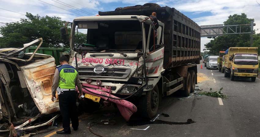 Terguling, Dumptruk Diseruduk Dumptruk, Sopir Tewas