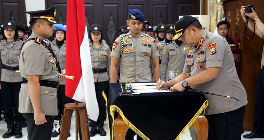 Terima Tongkat Komando, AKBP Hendri Umar SIK MH Resmi Jabat Kapolres Malang