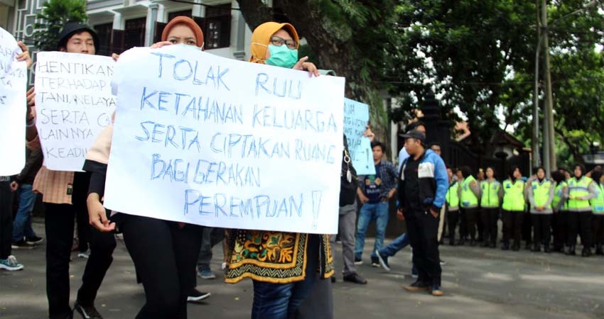 Tolak Omnibus Law, Puluhan Mahasiswa di Kota Malang Gelar Demo