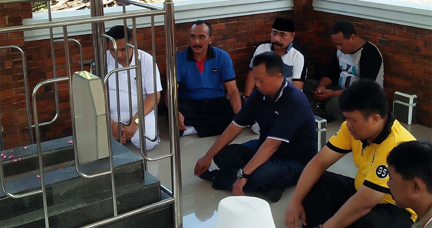 Camat Wonoayu, H. Abdul Kifli ( berkopyah) bersama Forkopimka Wonoayu dan masyarakat berdo'a di makam Mbah Kyai Santri
