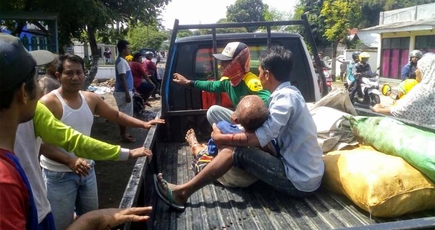 Korban meninggal dunia Sunaryo saat diangkat ke pikap dan hendak dibawa menuju Puskesmas Gumukmas. (rir)