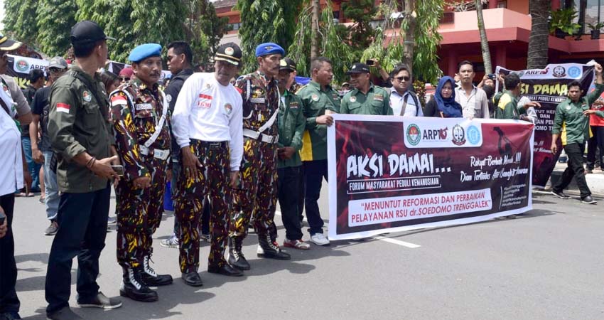 Tuntut Pelayanan RSUD Dr Soedomo, Ratusan Demonstran Geruduk Kantor DPRD Trenggalek