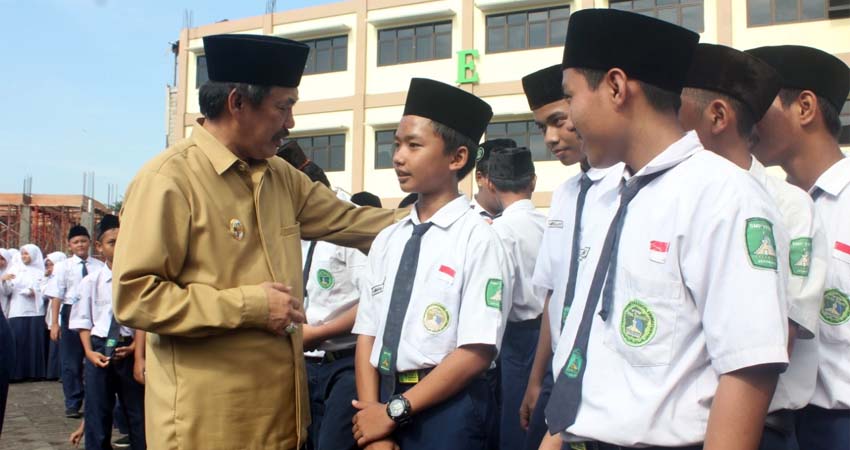 PERINGATKAN - Wabup Sidoarjo, Nur Ahmad Syaifuddin mengingatkan bahaya narkoba bagi kalangan pelajar di SMP YPM 1 Taman, Sidoarjo, Senin (3/2/2020)