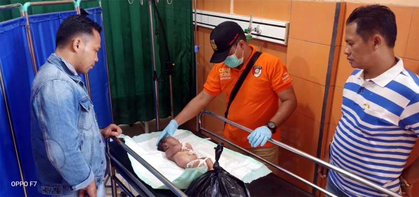 Tim identifikasi Polres Bangkalan melakukan pemeriksaan terhadap jenazah bayi, Rabu (12/2/2020)