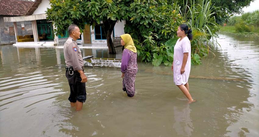 Antisipasi Banjir, Warga dan Forkopimka Wonoayu Kerja Bakti Bersihkan Sungai