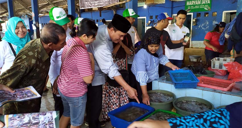 ASPIRASI - Bacabup Sidoarjo, Bambang Haryo Soekartono (BHS) menampung aspirasi para pedagang, tengkulak, nelayan dan pembeli (konsumen) di Tempat Penampungan Ikan (TPI) JL Lingkar Timur, Sidoarjo, Minggu (01/03/2020)