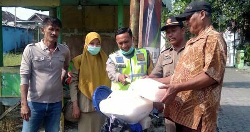 Pemdes Wonoayu bersama Babinsa dan Babinkamtibmas mempersiapkan disinfektan untuk penyemprotan di Desa Wonoayu. (par)