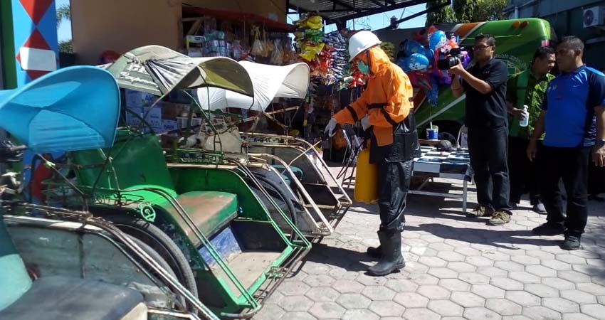 Berantas Corona, RS Mitra Sehat Ajak Tukang Becak Pola Hidup Sehat, Pasang Hand Sanitizer Di Becak