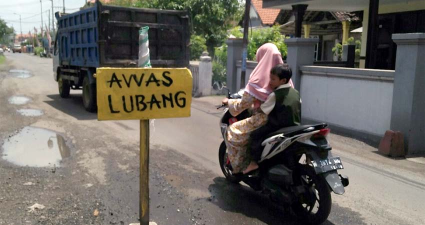 Puluhan titik jalan berlubang di Desa Pilang Kecamatan Wonoayu. (par)