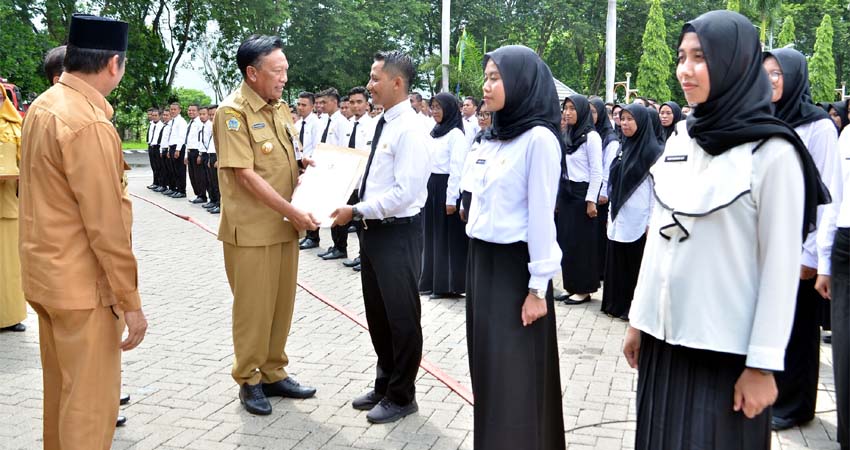 Bupati Gresik Sambari saat serah terimakan SK PNS baru